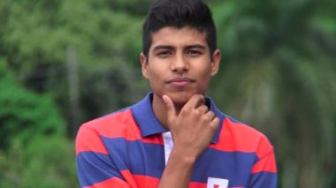 Kendinden emin, gururlu, yakışıklı bir genç.