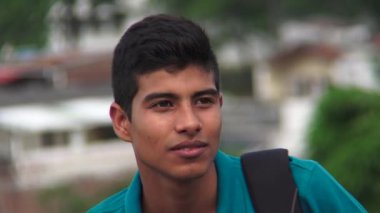 Bir İspanyol Erkek Gülen Gençler