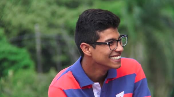 Hispanique adolescent garçon rire et sourire — Video