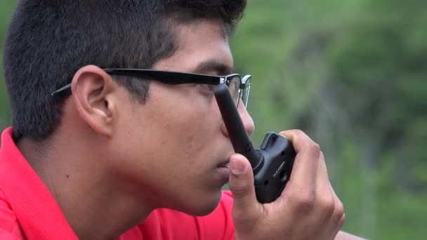 Adolescente chico hablando en walkie talkie — Vídeo de stock