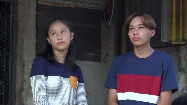 Ennuyé asiatique adolescent frères et sœurs et amis — Video