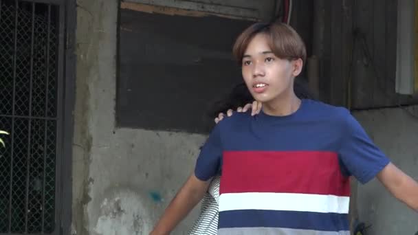 Straszny azjatycki nastolatek ukrywa — Wideo stockowe