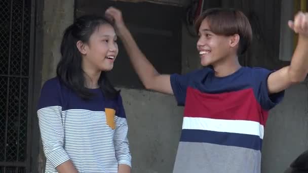 Ein aufgeregter asiatischer Teenager im Gespräch — Stockvideo