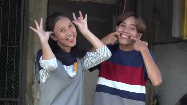 Asiatique les adolescents taquineries et intimidation drôle visages — Video