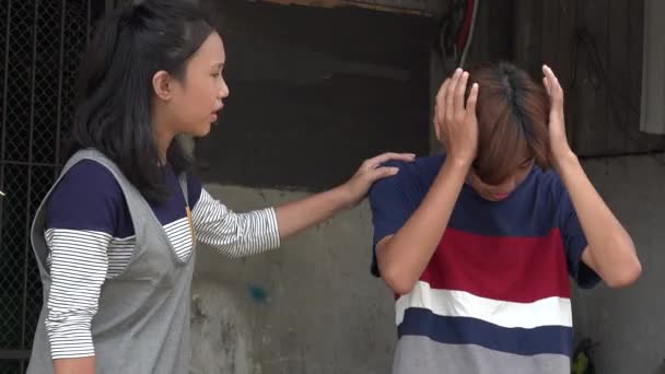 Menina adolescente preocupada com o irmão estressado ou amigo — Vídeo de Stock