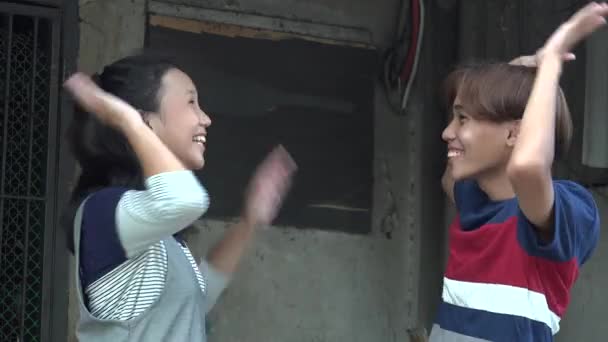 Azjatycki nastolatek przybija piątkę — Wideo stockowe