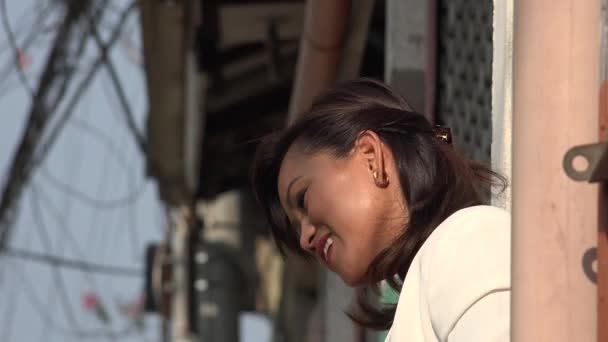 Μια ευτυχισμένη Ασιάτισσα Φιλιππινέζα. — Αρχείο Βίντεο
