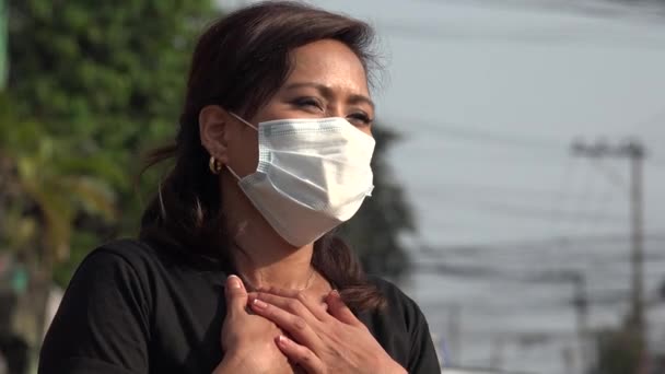 Wanita Sakit Masalah Pernapasan Memakai Facemask — Stok Video
