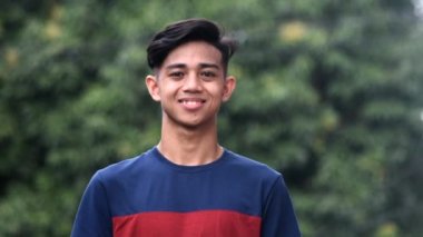 Gülümseyen Filipinli Asyalı Erkek Ergen