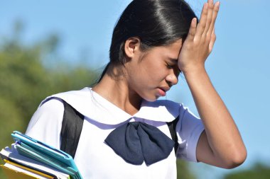 Unutkan Bir Bayan Öğrenci Kitap Tutuyor