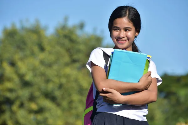 Een Gelukkige Vrouwelijke Student Holding Books — Stockfoto