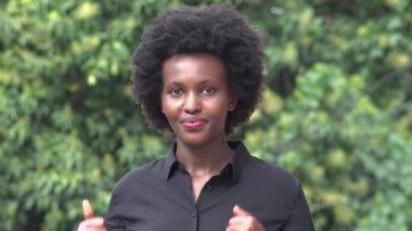 Irate Afrikalı Kadın Gülüşü