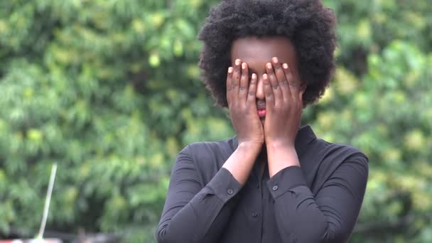 Een beschaamde zwarte vrouw bedekt gezicht — Stockvideo