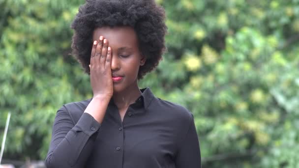 En ledsen orolig skamsen afrikansk kvinna — Stockvideo