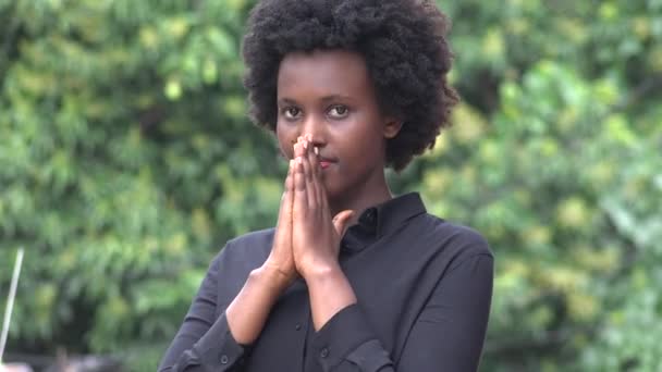 Afrikaanse zwarte vrouw bidden of hopen — Stockvideo