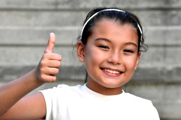 Χαριτωμένο Ασιατικό Παιδί Κορίτσι Thumbs — Φωτογραφία Αρχείου
