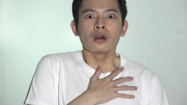 Hasta bir adam nefes almakta zorlanıyor.