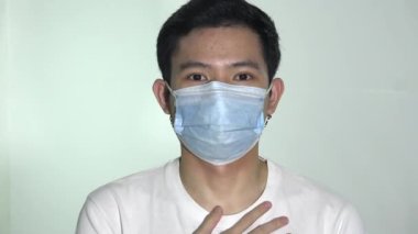 Hasta Yetişkin Erkek Soluk Alma Yüzü Maske Giyiyor