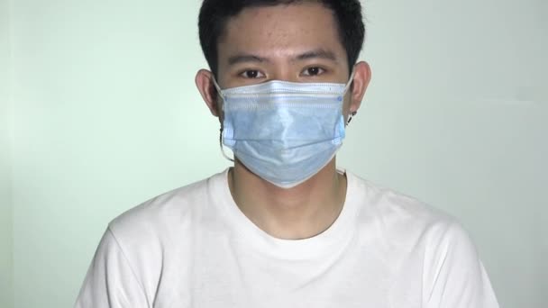 An Adult Male With Facemask Breathing — Stock Video