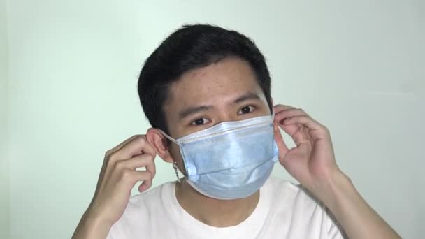 An Adult Male Wearing Facemask — Stock Video