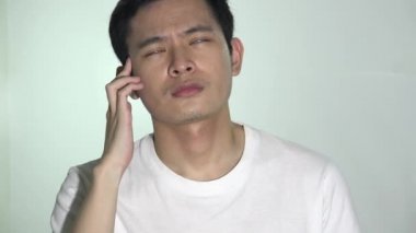 Baş ağrısı olan stresli bir adam.