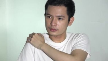 Omuz Ağrısı veya Yarası Olan Kişi