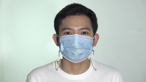 Man bär facemask glad och ledsen — Stockvideo