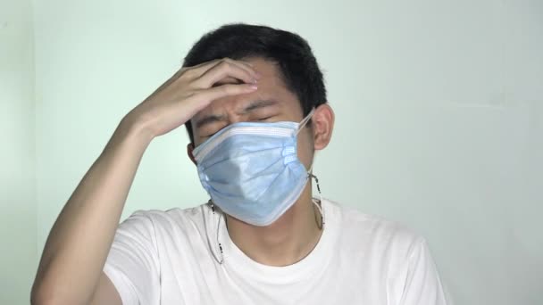 Orang Sakit Dengan Demam Dan Facemask — Stok Video