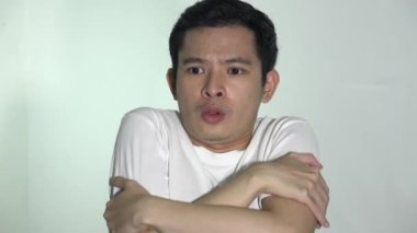 Hasta insan soğuktan titriyor.