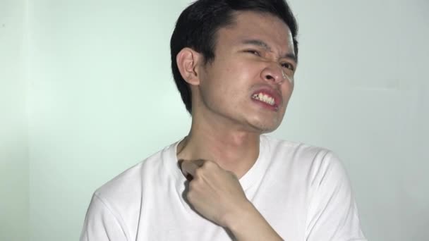 一个脖子痛的男人 — 图库视频影像
