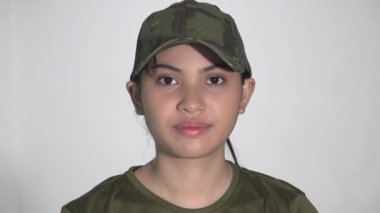 Bir Asya Kadın Ordusu acemi er.