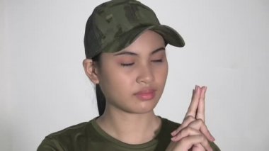 Bir Kadın Ordu Acemi Miming Silahı