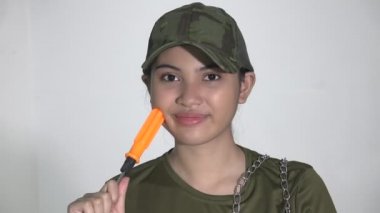 Tornavidalı bir asker.