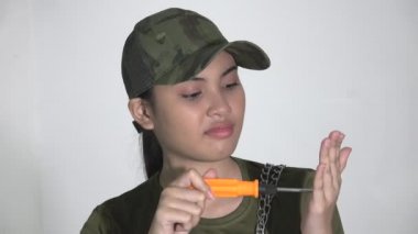 Aletleri Olan Bir Kadın Asker