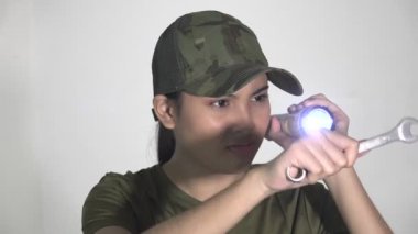 El feneri ve anahtarı olan asker.