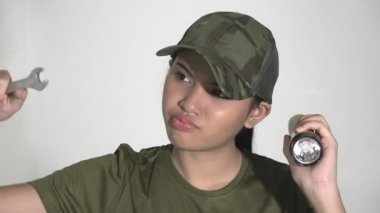 Karışık Kadın Ordu Tamircisi El feneriyle