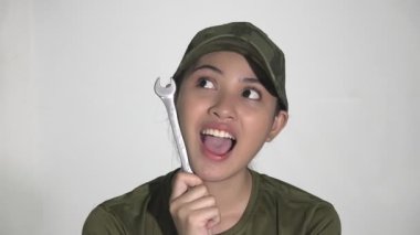 İngiliz anahtarı olan bir askeri tamirci.