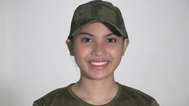 Een glimlachende vrouwelijke legersoldaat — Stockvideo