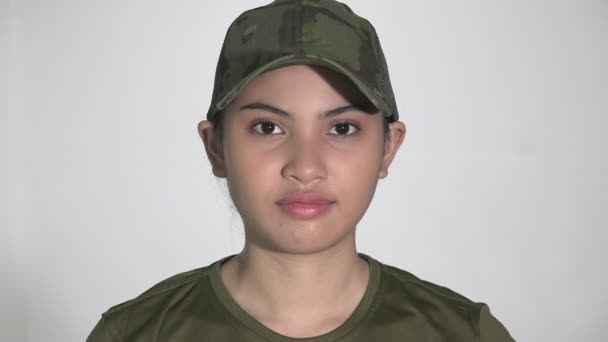 Een vrouwelijke leger soldaat groet — Stockvideo