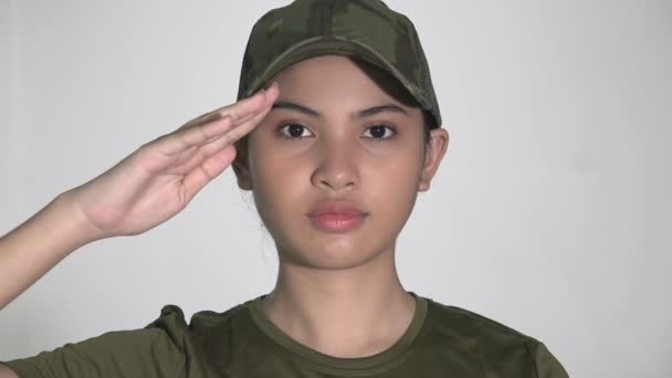 真剣で笑顔の女性兵士が敬礼 — ストック動画