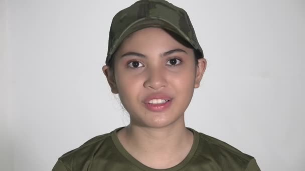 En kvinnlig soldat som talar och hälsar — Stockvideo