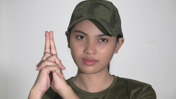 Μια ενήλικη γυναίκα στρατιώτης του στρατού — Αρχείο Βίντεο