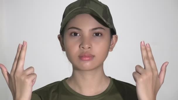 Una soldado asiática del ejército — Vídeos de Stock