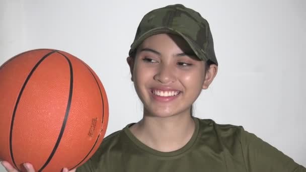 En kvinnlig soldat håller basket — Stockvideo