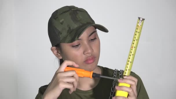 Ženský voják s nástroji — Stock video