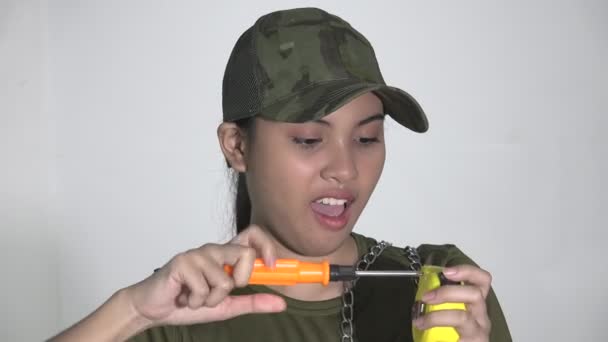 Un soldat féminin avec des outils de tournevis — Video