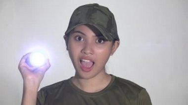 Aletleri Olan Bir Kadın Asker