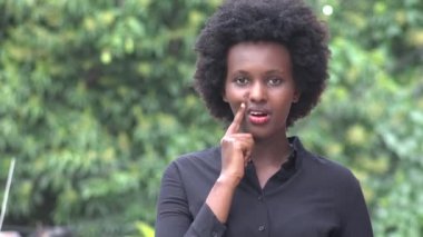 Diş ağrısı veya çene ağrısı olan siyah bir kadın.