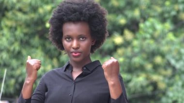 Üzgün Siyah Kadın Yumruk Yapıyor