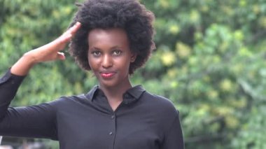 Bir Sivil Siyah Kadın Selamlaması